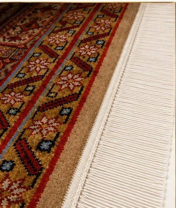 Des franges rongées, regreffées sur toute la largeur — après