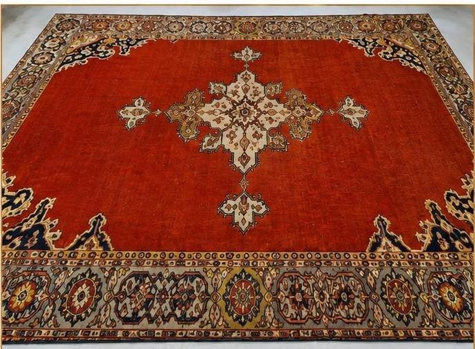 Un tapis usé jusqu’à la trame par plaques — après intervention