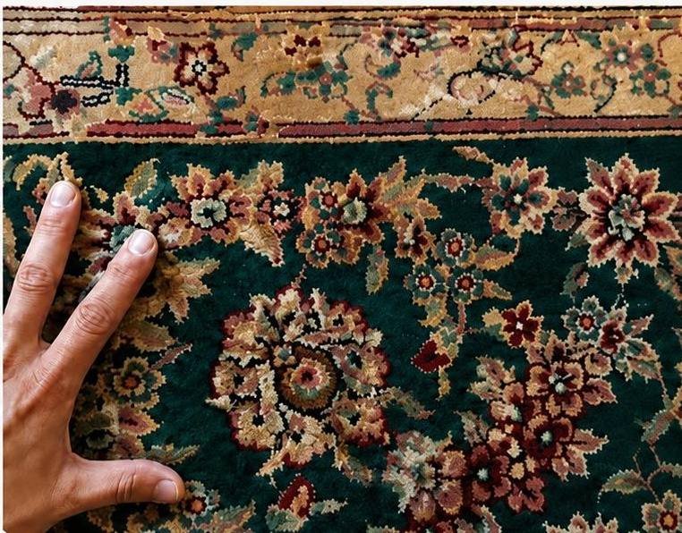 La même bordure après retissage : le motif floral est reconstruit